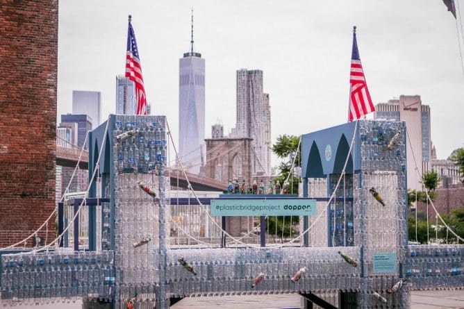 Локальные новости: У Бруклинского моста появился «собрат» из 25 тыс. пластиковых бутылок