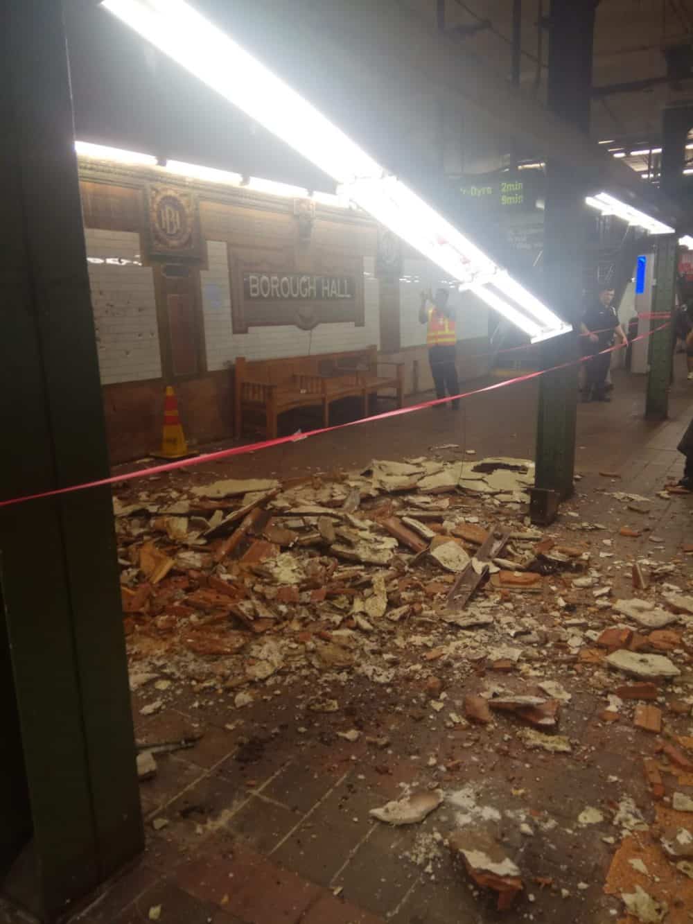 Локальные новости: В Бруклине на станции метро Боро-Холл обрушился потолок