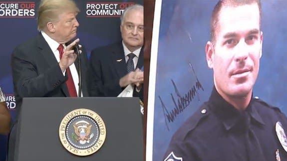 Политика: Дональд Трамп поставил автографы на фотографиях людей, убитых нелегальными иммигрантами