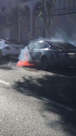 Происшествия: В Калифорнии во время движения загорелся электрокар Tesla