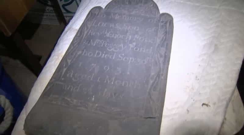 Локальные новости: Житель Нью-Йорка нашел у себя в гараже детское надгробие 1793 года