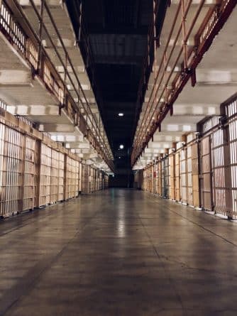 Происшествия: Большинство заключенных в Нью-Йорке — рецидивисты