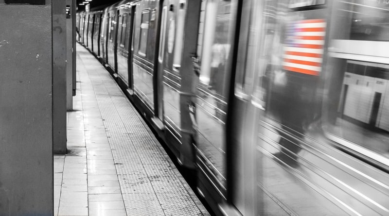Происшествия: В Нью-Йорке женщина с младенцем прыгнула под поезд метро