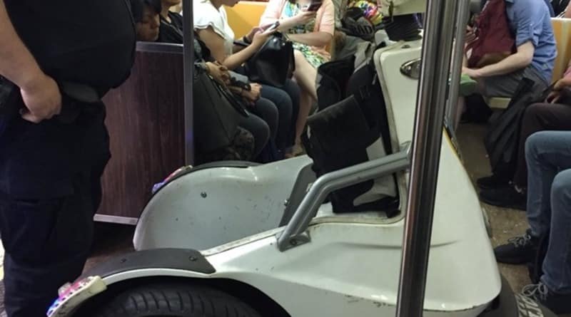 Локальные новости: В Нью-Йорке полицейский зашел в метро со скутером (фото)