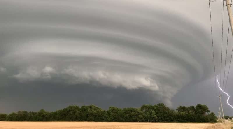Погода: Гигантский торнадо и похожие на НЛО облака замечены в США (фото)