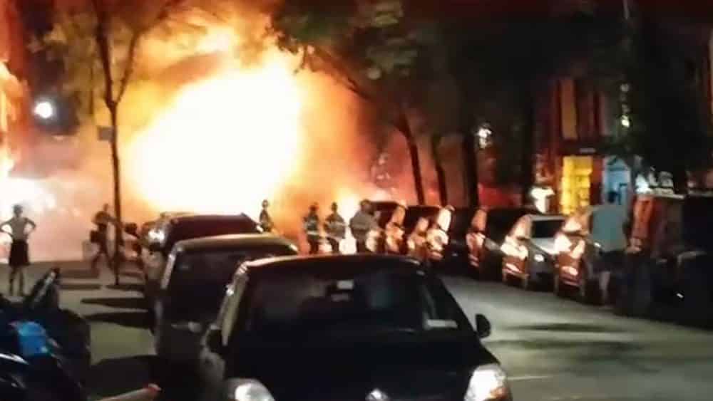 В Верхнем Вест-Сайде загорелась скорая: пожар охватил соседние машины