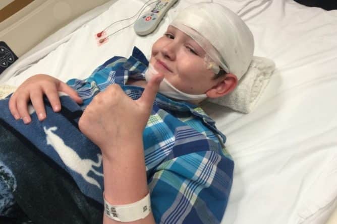 Здоровье: 12-летний мальчик с редким заболеванием «каменеет» на глазах