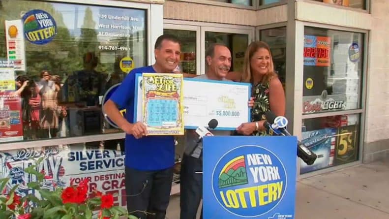 Локальные новости: Друзья покупали в складчину лотерейные билеты и наконец выиграли $5 млн