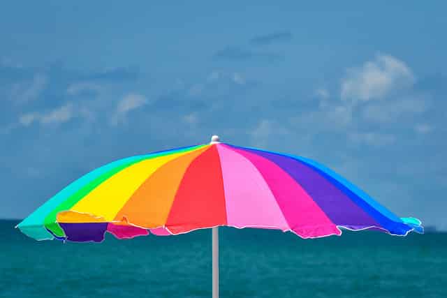 Локальные новости: В Нью-Джерси пляжный зонт, сорванный ветром, пронзил пожилую туристку из Лондона