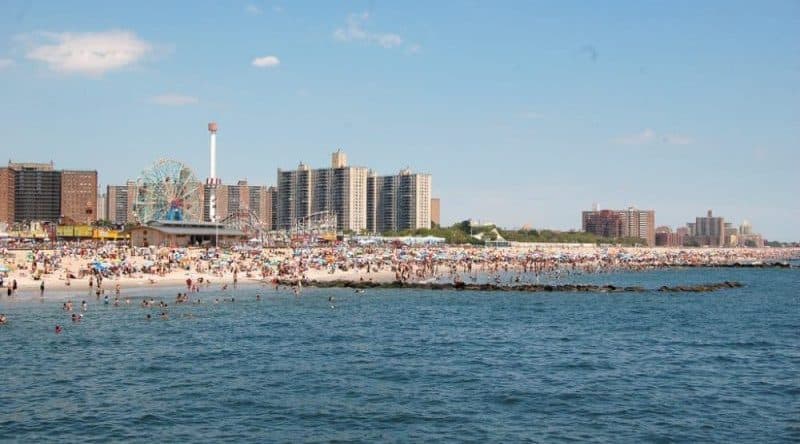 Здоровье: На пляжах Нью-Йорка обнаружили большое количество фекальных бактерий