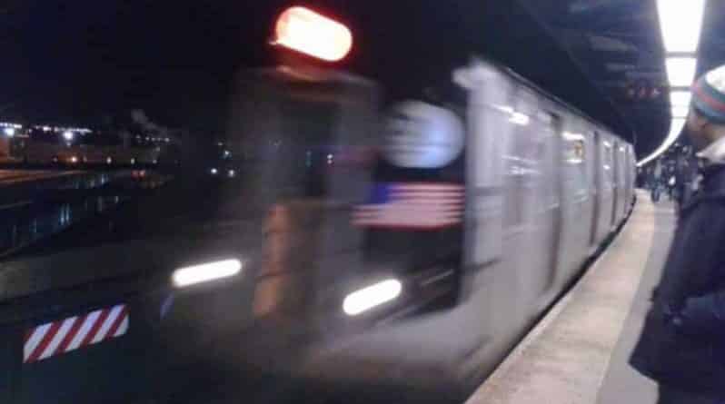 Происшествия: В Бруклине мужчина схватил женщину и бросился с ней под поезд