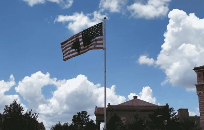 Локальные новости: В Канзасском университете «запятнали» флаг США