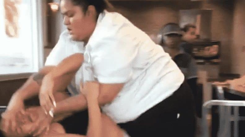 Локальные новости: Сотрудница McDonald’s жестоко избила клиентку из-за бесплатной содовой (видео)