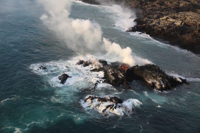 Популярное: Лава извергающегося вулкана Килауэа создала новый крошечный остров