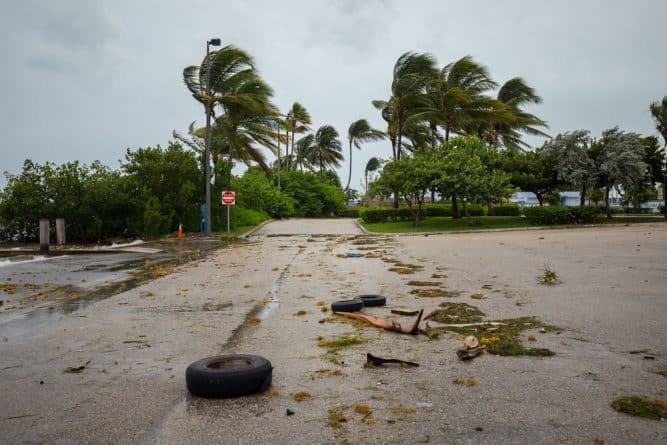 Полезное: 7 глупых вещей, которые делают люди во время урагана