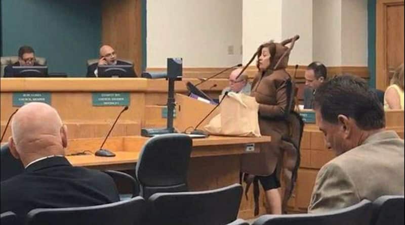 Локальные новости: Жительница Техаса пришла на заседание городского совета в костюме таракана (фото)
