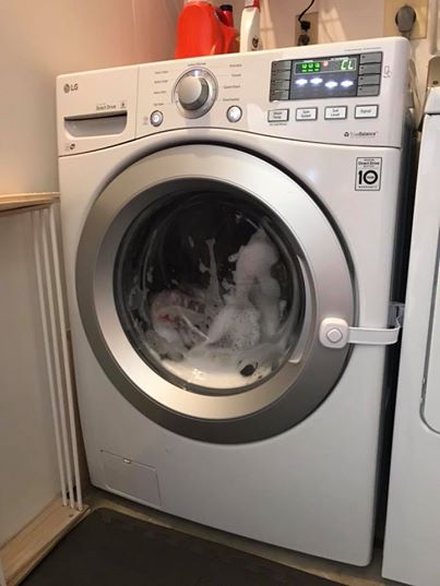 Происшествия: 3-летняя девочка оказалась заперта в работающей стиральной машине, пока родители спали