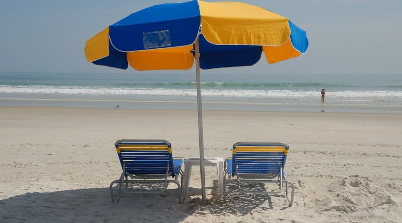 Локальные новости: Еще в одном штате пляжный зонт проткнул женщину