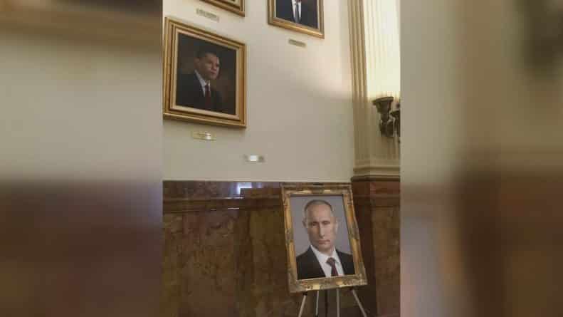 Политика: В Капитолии штата вместо портрета Трампа появилось изображение Путина