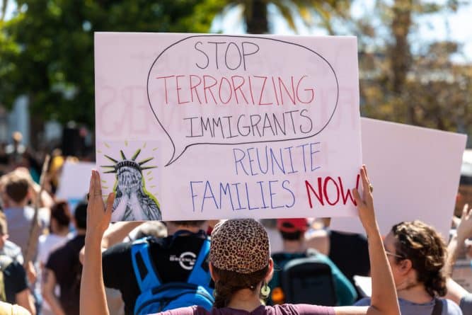 Политика: По всему миру прошли протесты против разделения семей мигрантов
