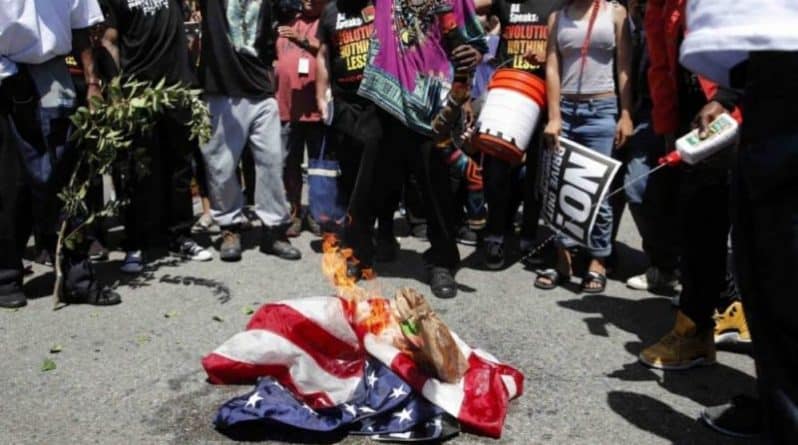 Локальные новости: Сторонники Максин Уотерс  сожгли флаг США под ее офисом
