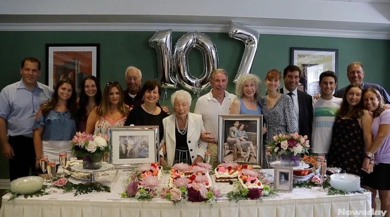 Локальные новости: Жительница Нью-Йорка отпраздновала 107-й день рождения. Она все еще работает