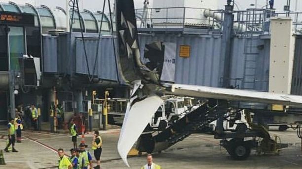 Происшествия: В одном из самых загруженных аэропортов США столкнулись 2 самолета