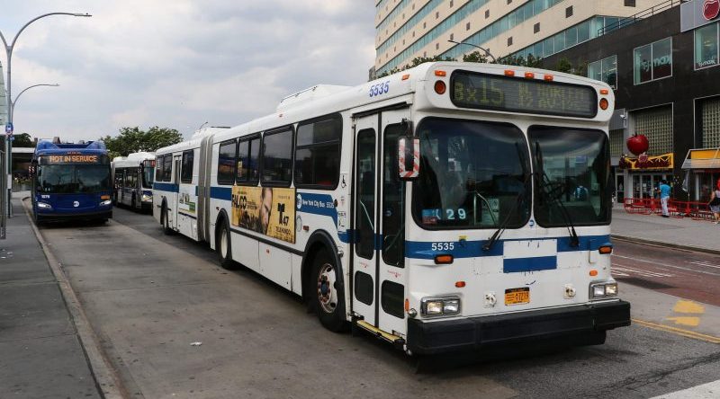 Локальные новости: Неизвестные распыляют таинственное токсическое вещество в нью-йоркских автобусах