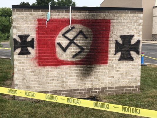 Происшествия: В США пара осквернила стены синагоги, нарисовав на них нацистскую свастику