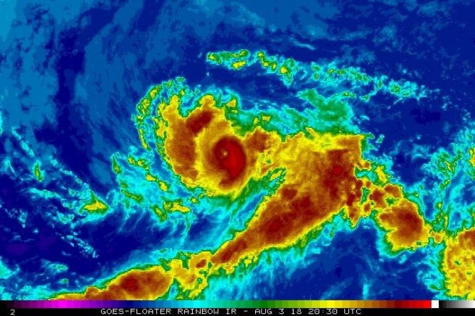 Погода: К вулкану Килауэа приближается ураган «Гектор»: чем грозит Гавайям эта встреча