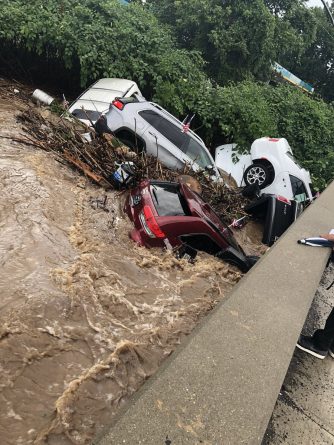Происшествия: В Нью-Джерси поток воды смыл дорогие авто из салона