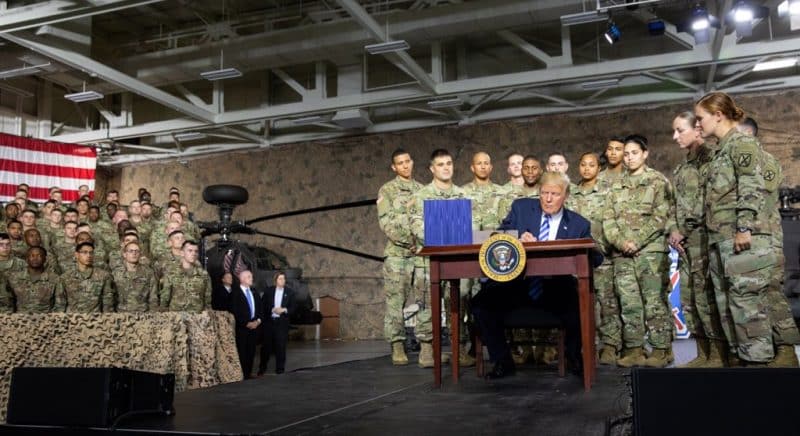Политика: Трамп подписал рекордный оборонный бюджет — на $717 млрд