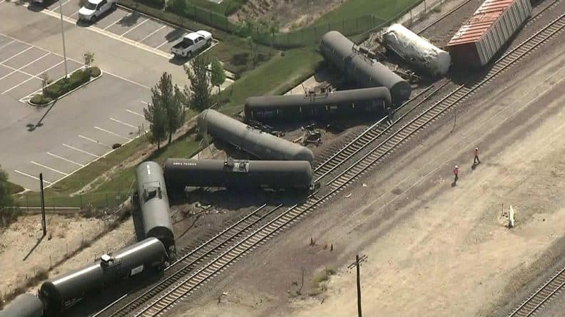 Локальные новости: В Калифорнии поезд с горючими материалами сошел с рельсов, вызвав угрозу масштабного взрыва