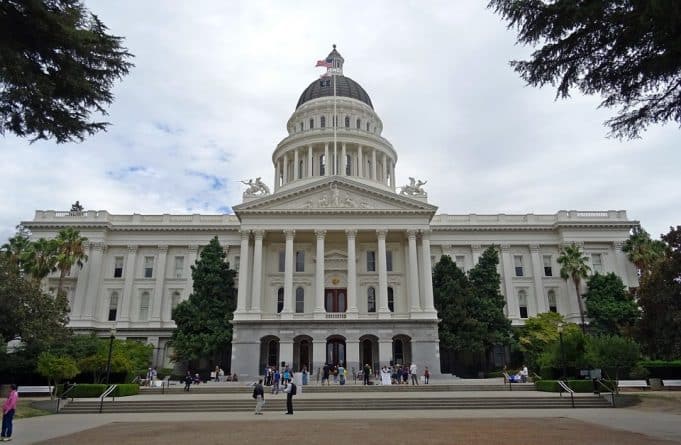 Политика: В Калифорнии иммигрантов без полной легализации будут принимать на госслужбу