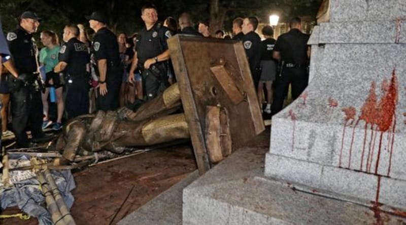 Политика: В США сотни протестующих снесли еще один памятник Конфедерации (фото)