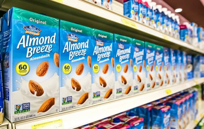 Здоровье: В 28 штатах из продажи отозвали миндальное молоко, которое оказалось обычным коровьим