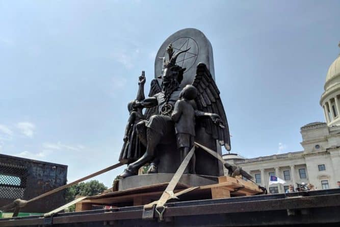 Локальные новости: Сатанинский храм в Арканзасе установил статую Бафомета