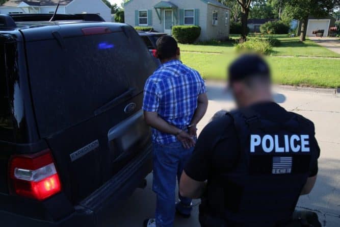 Закон и право: ICE арестовала предпринимателей, эксплуатировавших нелегалов в 3 штатах