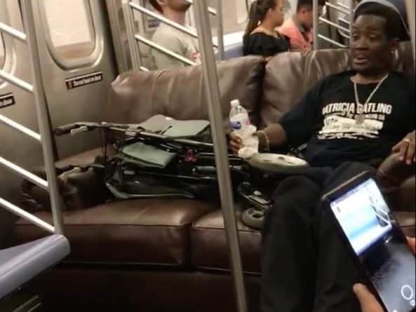 Локальные новости: Поездка с комфортом по-нью-йоркски: мужчина занес в вагон метро кожаный диван (видео)