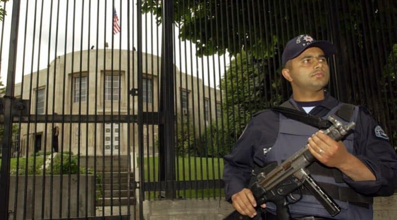 Происшествия: Посольство США в Турции обстреляли — преступники скрылись