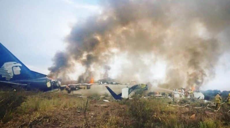 Происшествия: В Мексике разбился самолет — все 103 человека выжили (фото)