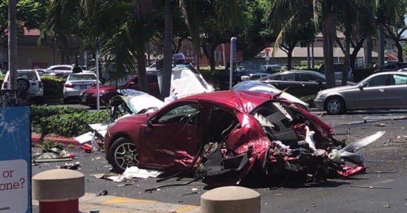 Происшествия: Самолет рухнул на паркинг торгового центра: 5 погибших