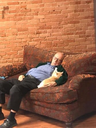 Локальные новости: 75-летний волонтер ежедневно посещает приют для животных, чтобы вздремнуть вместе с котами