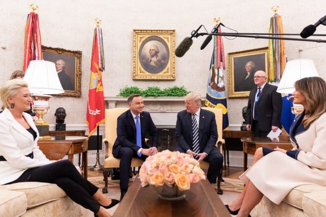 Политика: Форт Трамп: президент Польши предложил Трампу создать в стране военную базу США