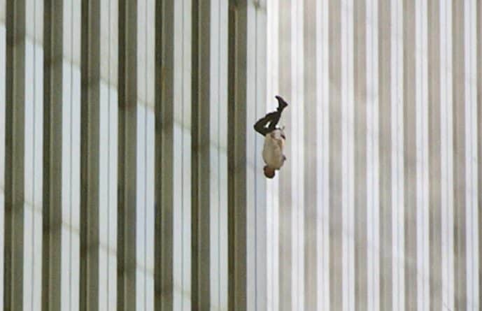 История: Держась за руки и в одиночку: около 200 человек выпрыгнуло из окон ВТЦ 11 сентября