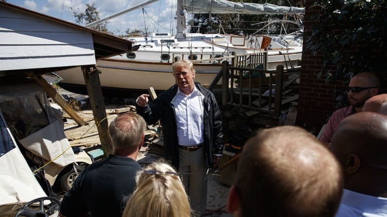 Погода: Трамп поздравил жертву урагана с тем, что у него теперь есть яхта, которую случайно прибило к его дому