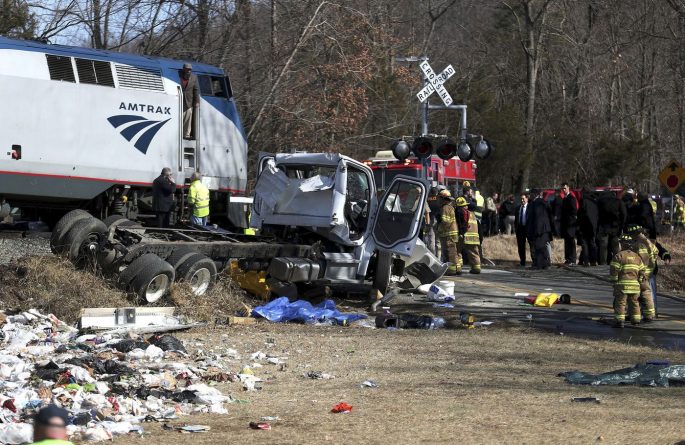 Происшествия: Мужчина подал иск на $10 млн после того, как поезд сбил грузовик с его сыном на ж/д переезде