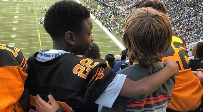 Общество: Ребенок помог незнакомому мальчику на матче, и это фото растрогало людей со всего мира