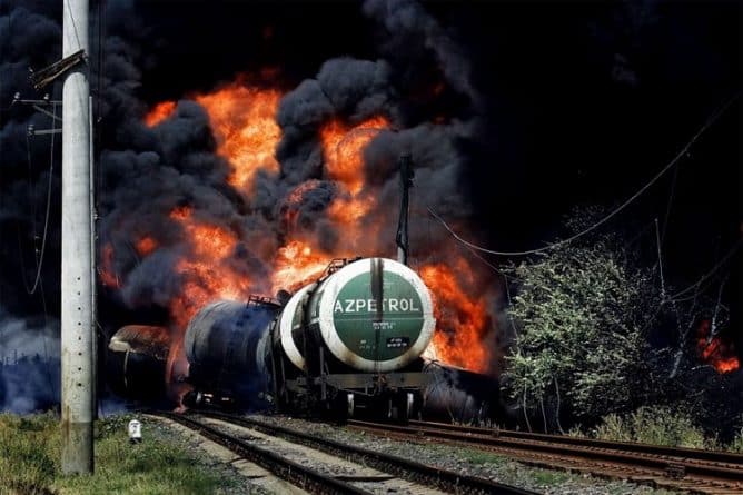 Политика: Администрация Трампа ослабила требования безопасности к поездам, перевозящим нефть