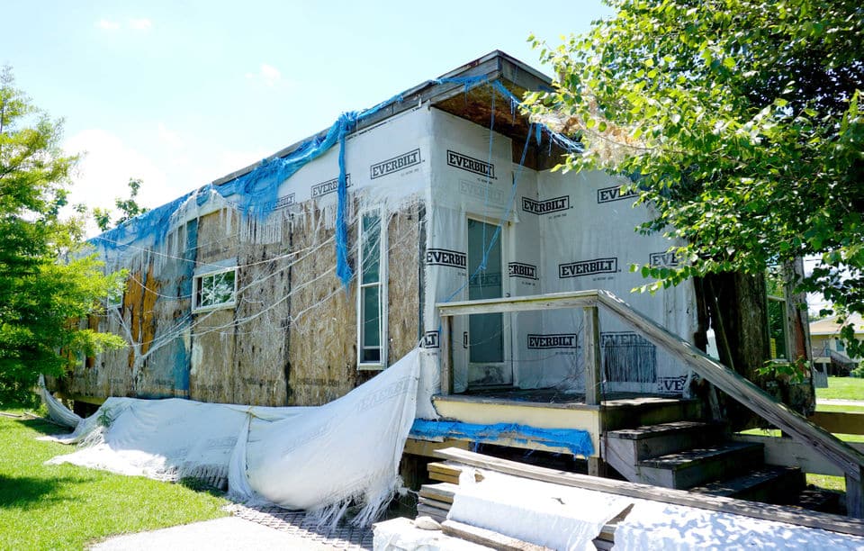 Знаменитости: На Брэда Питта подали в суд пострадавшие от урагана Катрина, из-за построенных для них домов рис 2